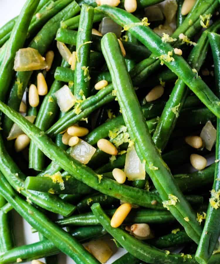 green beans with lemon zest and onion