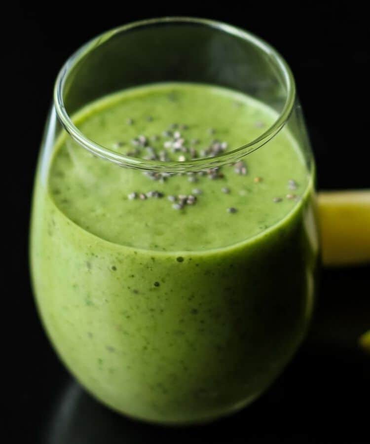 spinach apple smoothie in glass