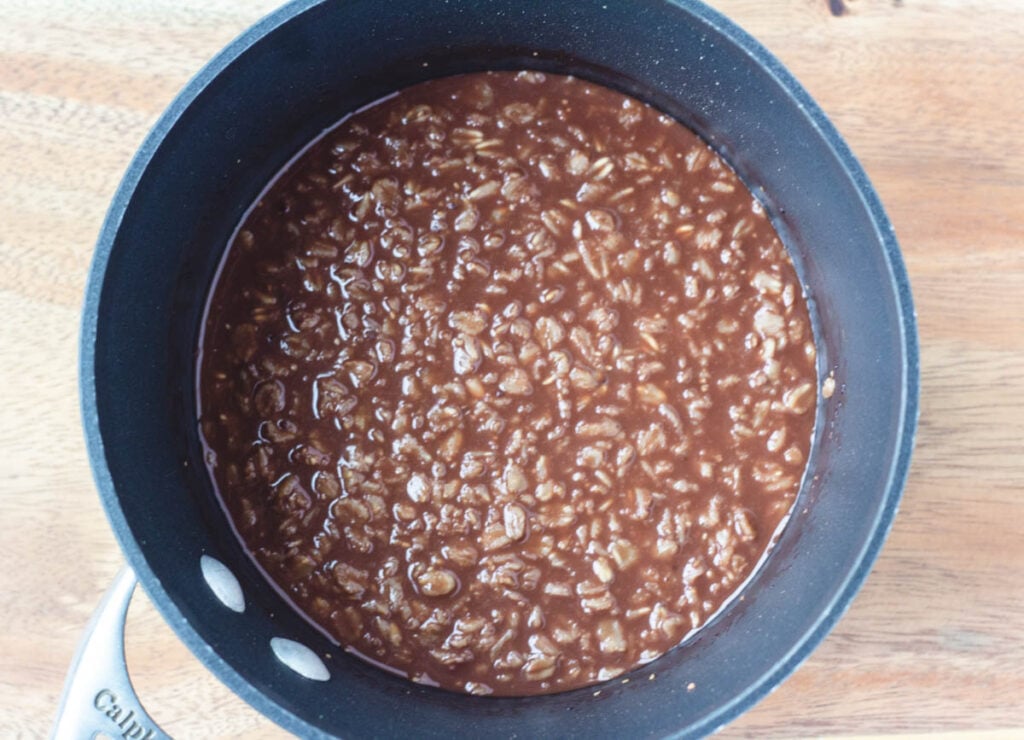 oats and chocolate in pot