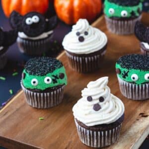Vegan Halloween Cupcakes: Ghosts, Frakenstein Monster, Oreo Bats.