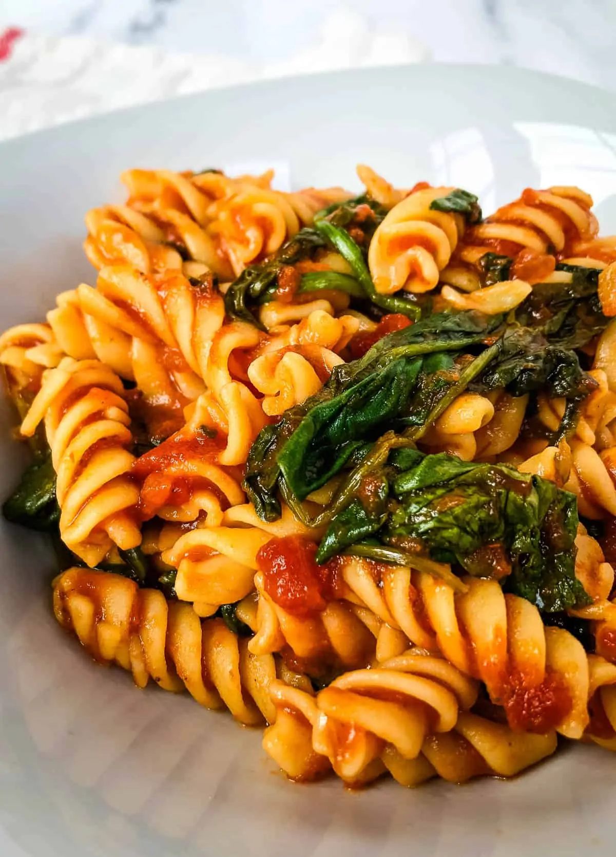 lazy vegan recipe, chickpea pasta with marinara and spinach