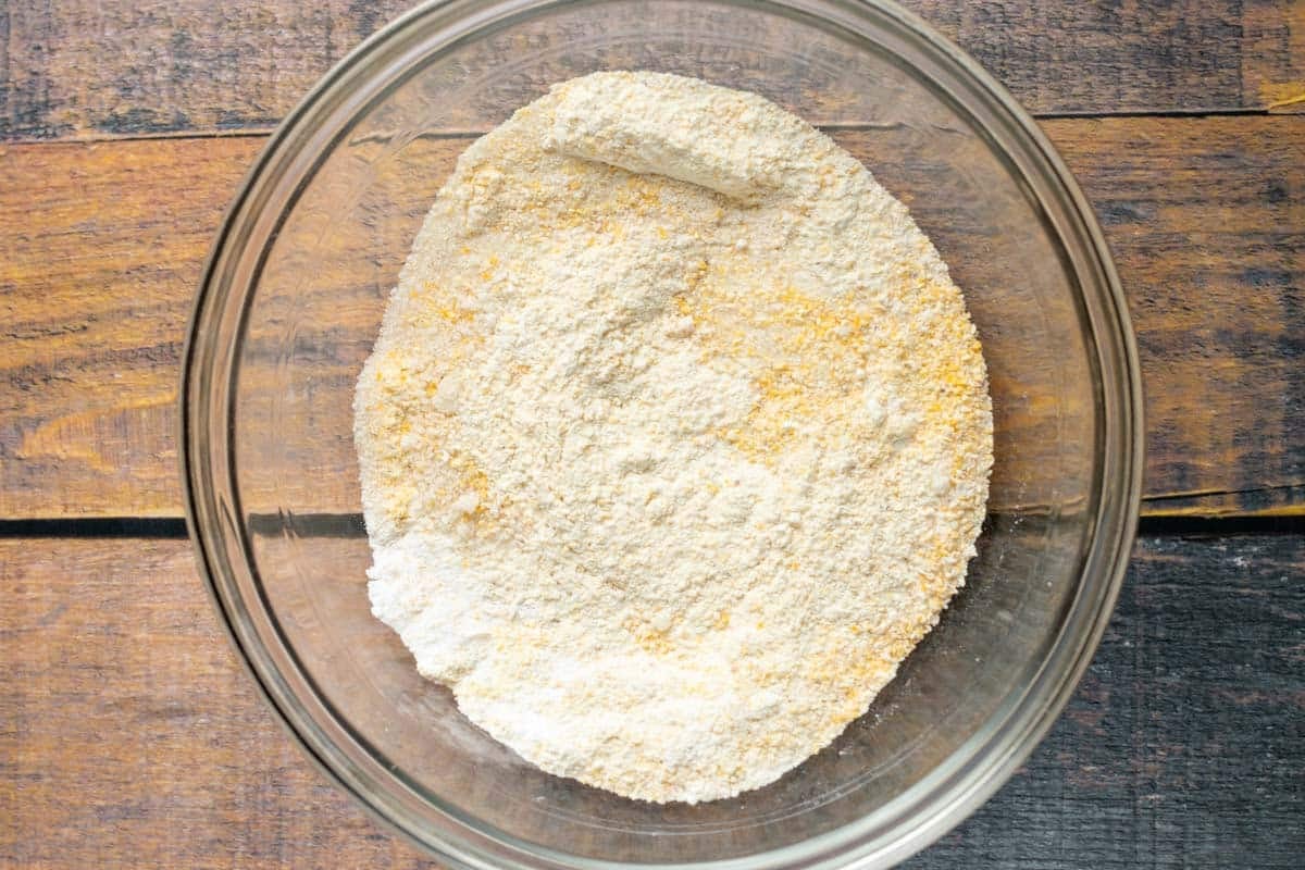 Cornmeal and flour whisked together.