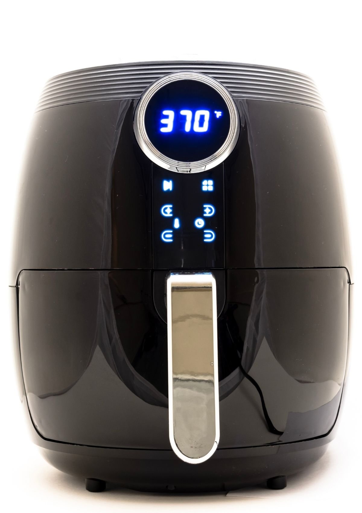 black air fryer with temperature set to 370 F.