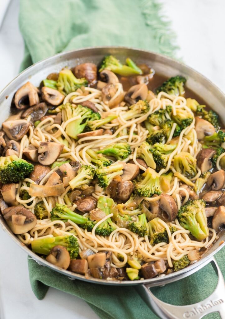 stir fry noodles with broccoli and mushrooms