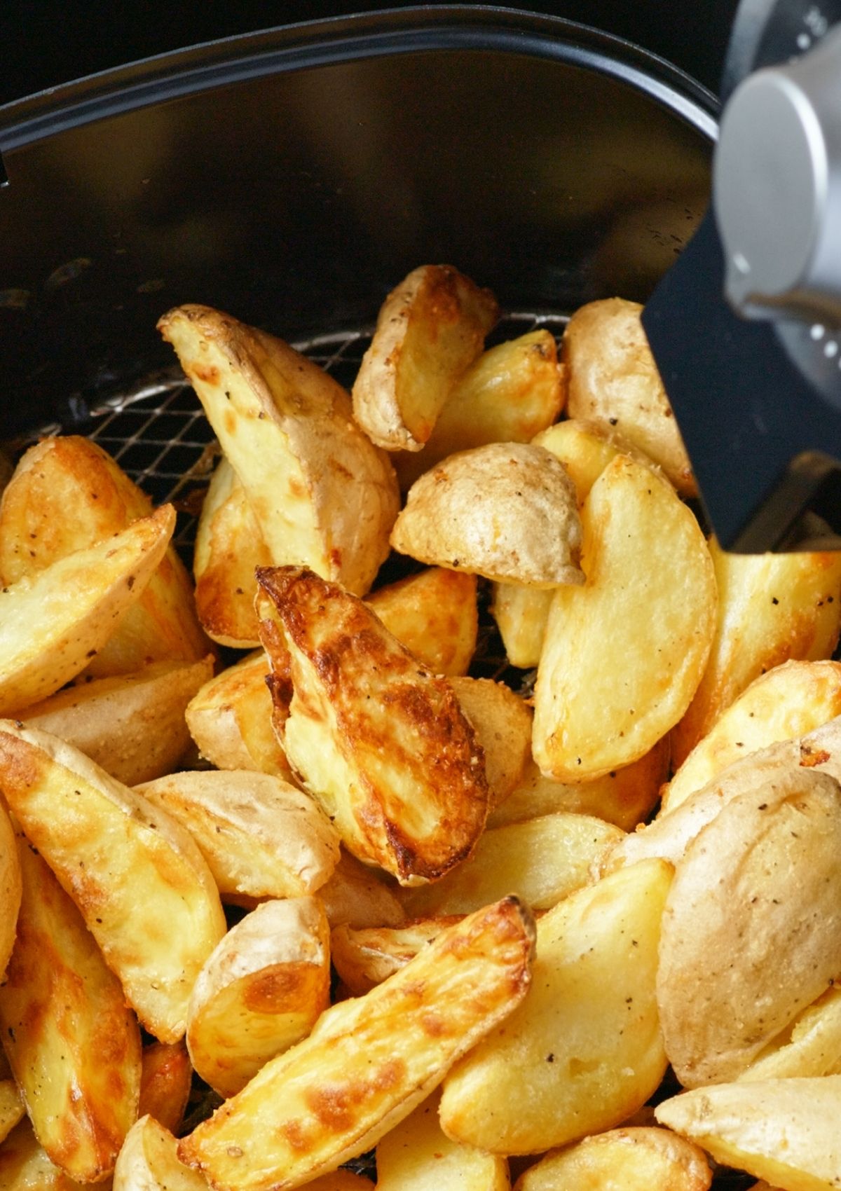 potato wedges in air fryer basket