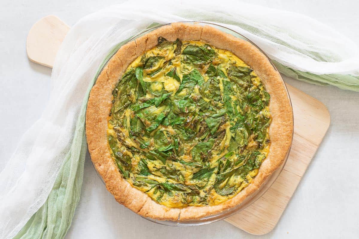 Baked vegan quiche with spinach and asparagus. 