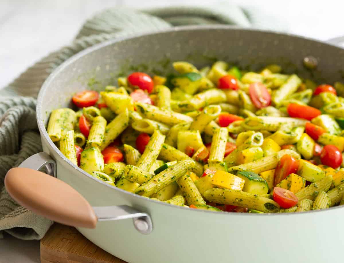 Pesto veggie pasta in pot.