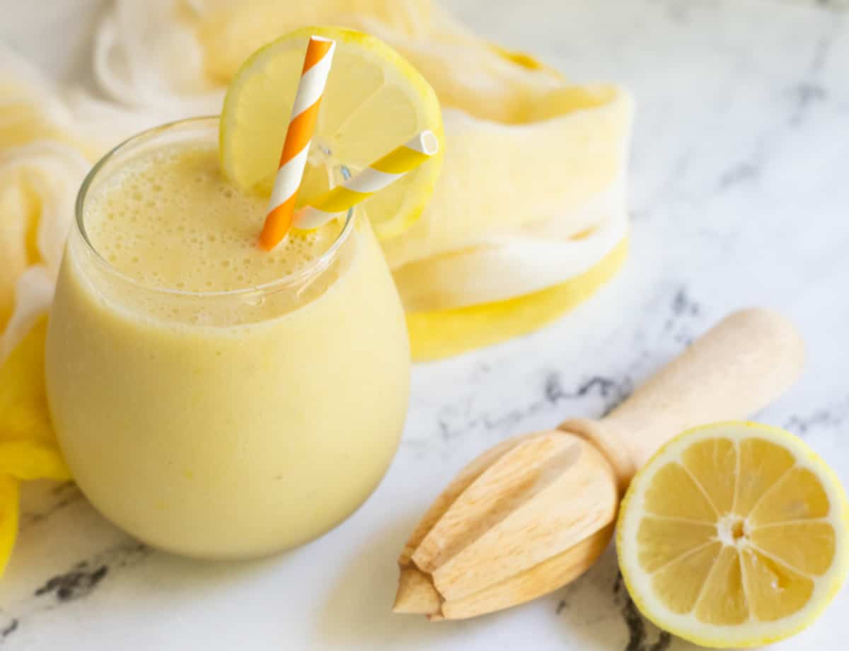 Lemon smoothie with lemon slice.
