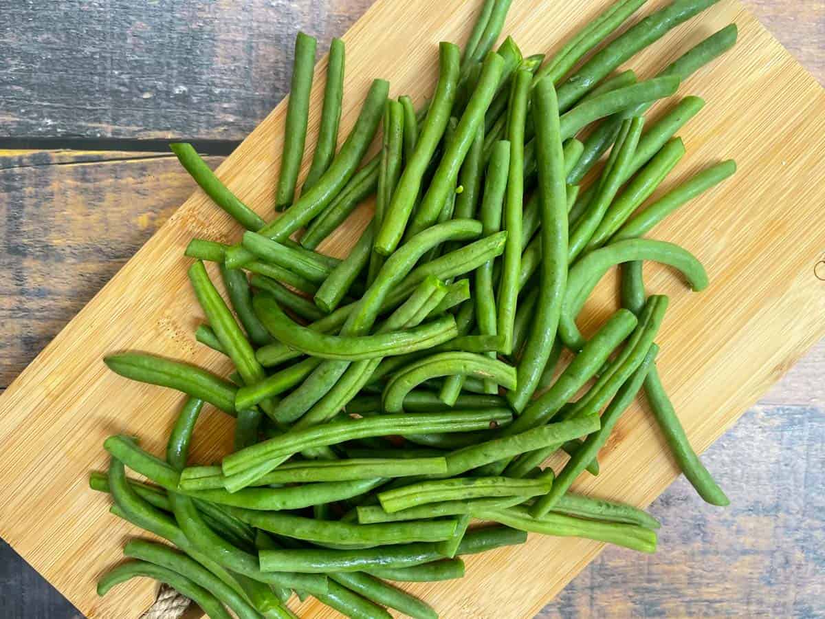 Green beans on cutting board.
