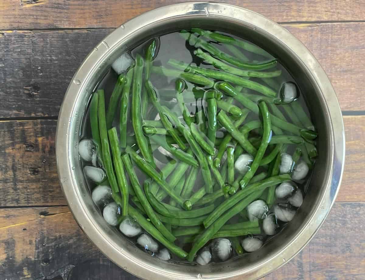 Green beans on ice bath.
