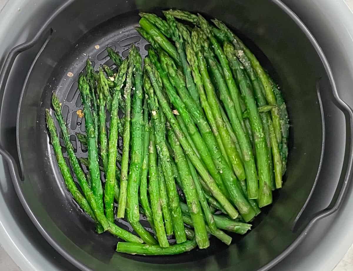 Cooked asparagus in air fryer.
